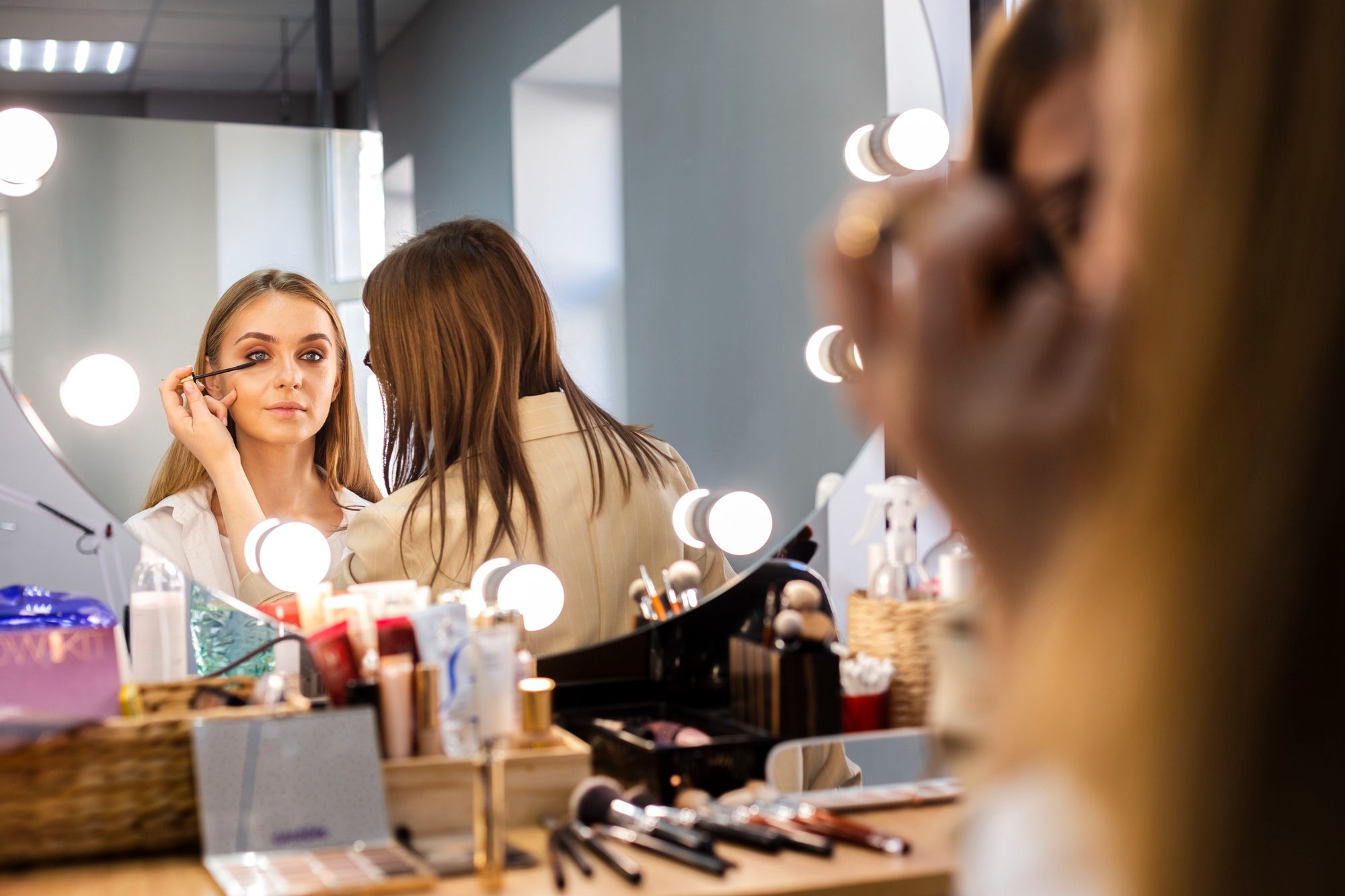 https://www.h4salon.com/wp-content/uploads/2023/04/make-up-artist-applying-mascara-eyelashes.jpg